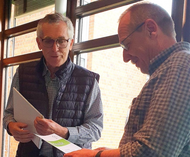 Dr. Burkhard Spellerberg vom Bundessortenamt bedankte sich bei dem Vorsitzenden des Azerca-Züchtungsausschusses, Helmut Hiedl, für sein Engagement als Koordinator der Genbank nicht winterharter Eriken. (Fotos: Gerhard Friedrich)