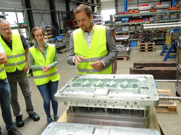 Dominik Lemken von der Firma Walter zeigt die Spitzgussform für den ersten ETP-Tray, der in Umlauf kommen wird. (Foto: Tina Banse)