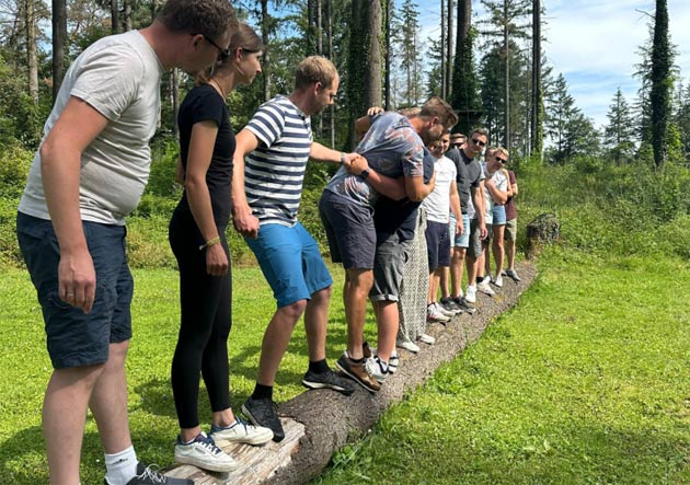 Gemeinsam im Team werden auch schwierige Wege gemeistert.